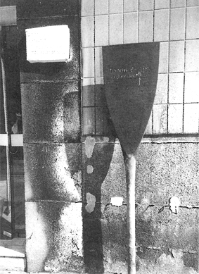 Dans la nuit du 27 au 28 avril 1997, des "inconnus" arrosent d'essence et mettent le feu au mur du 46 de l'avenue de Flandre et à la plaque informative de la Commission Historique de la Ville de Paris signalant la présence du cimetière des juifs portugais - Photo © M.A.A. 
