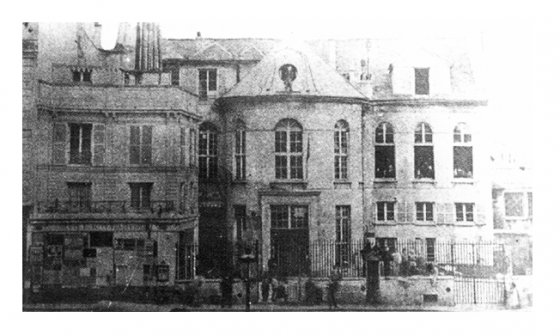 L'Ile d'amour… s'agissait-il d'une maison close ? Non ! c'était le nom de la mairie de Belleville démolie en 1874, située au 130 rue de Belleville et où a été percée la rue Jourdain.
